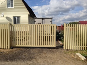 Ворота откатные из евроштакетника - пример 12 фото в Адлере