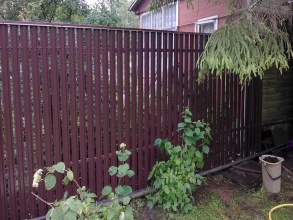 Забор из евроштакетника с бетонированием столбов 28 метров фото в Адлере