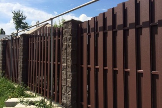 Забор из евроштакетника с кирпичными столбами 25 метров фото в Адлере