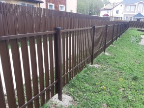 Забор из евроштакетника с утрамбовкой щебнем 70 метров фото в Адлере