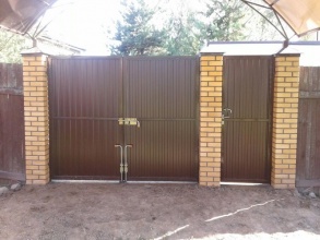 профнастил с распашными воротами - пример 11 фото в Адлере