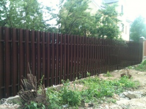 Забор из евроштакетника в шахматном порядке 75 метров фото с установкой