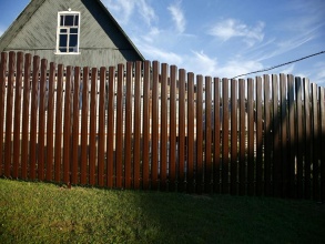 Забор из евроштакетника с забивными столбами 95 метров фото цена за метр