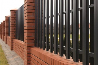 Забор из евроштакетника с кирпичными столбами 20 соток фото в Адлере