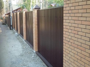 Забор из профнастила с кирпичными столбами 72 метра фото в Адлере