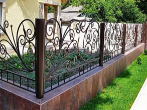 Кованые заборы на ленточном фундаменте 10 соток фото под ключ с установкой