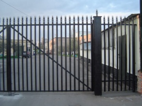 Сварные заборы с бетонированием столбов 12 метров фото в Адлере