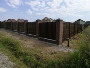 Кирпичный забор на ленточном фундаменте 10 соток фото под ключ с установкой