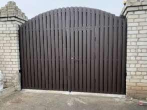 Ворота распашные из евроштакетника - пример 2 фото в Адлере