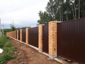 Кирпичный забор на ленточном фундаменте 12 метров фото в Адлере