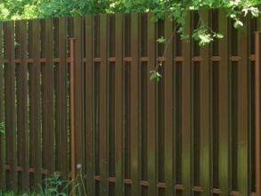 Забор из евроштакетника с бетонированием столбов 12 метров фото в Адлере