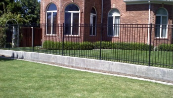 Сварные заборы на ленточном фундаменте 80 метров фото в Адлере