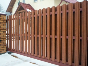 Забор из евроштакетника с кирпичными столбами 200 метров фото в Адлере