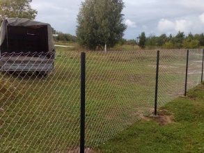 Забор из сетки рабицы в натяг 12 метров фото в Адлере