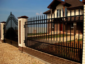 Сварные заборы с кирпичными столбами 12 метров фото в Адлере