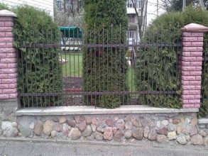 Сварные заборы с кирпичными столбами 80 метров фото в Адлере