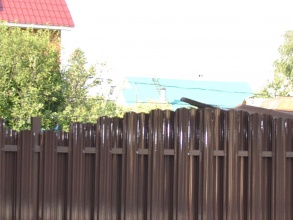 Забор из евроштакетника на ленточном фундаменте 10 метров фото в Адлере