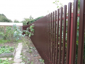 Забор из евроштакетника с забивными столбами 86 метров фото в Адлере