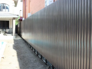 Забор из евроштакетника на ленточном фундаменте 57 метров фото в Адлере