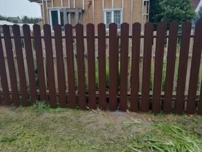 Забор из евроштакетника с бетонированием столбов 200 метров фото с установкой