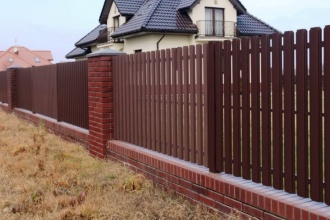 Забор из евроштакетника с кирпичными столбами 8 соток фото в Адлере