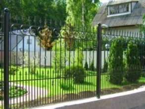 Кованые заборы на ленточном фундаменте 80 метров фото в Адлере