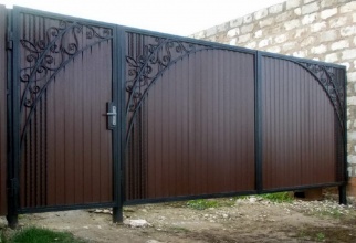 Распашные ворота из профнастила - пример 1 фото в Адлере