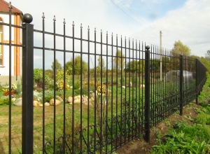 Сварные заборы с забивными столбами  12 метров фото в Адлере