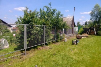 Забор из сетки рабицы в натяг секционный 80 метров фото в Адлере